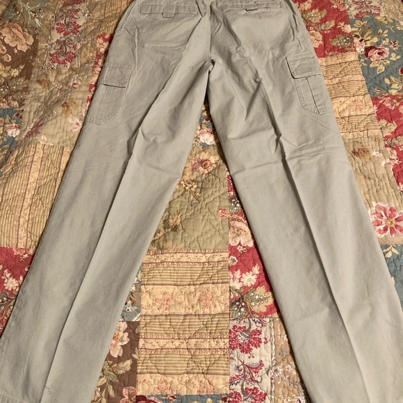 Women’s Columbia Sportswear pants size 4 with 6 pockets with 2 small stains - Picture 3 of 3